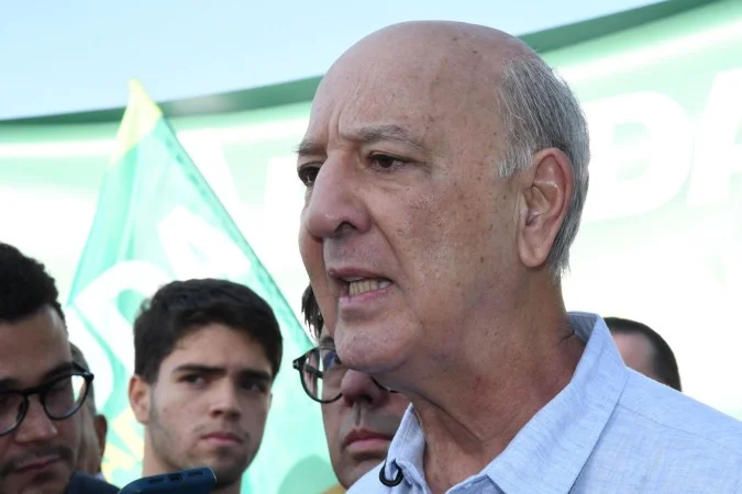 Arruda conversa com moradores e apoiadores antes de liderar uma carreata por Santa Maria - (crédito: Marcelo Ferreira/CB/D.A Press)