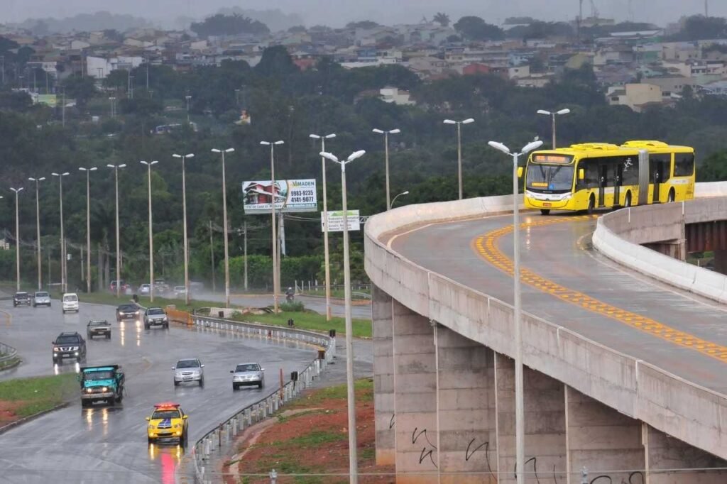 No período experimental, equipes de monitoramento vão avaliar impactos técnicos e operacionais da convivência entre táxis e ônibus, com atenção a itens como segurança viária, tempo de viagem do BRT, regularidade e pontualidade das linhas | Foto: Divulgação