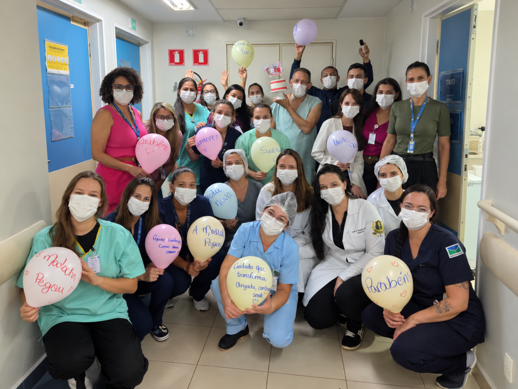 Equipe celebra o sucesso do primeiro transplante de medula óssea feito no Hospital de Base - Fotos: Divulgação/IgesDF