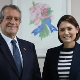 Na imagem, o presidente do PL, Valdemar da Costa Neto, e a senadora eleita e ex-primeira-dama, Michelle Bolsonaro