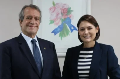 Na imagem, o presidente do PL, Valdemar da Costa Neto, e a senadora eleita e ex-primeira-dama, Michelle Bolsonaro