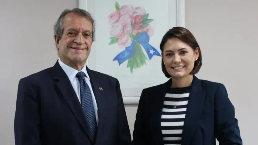 Na imagem, o presidente do PL, Valdemar da Costa Neto, e a senadora eleita e ex-primeira-dama, Michelle Bolsonaro